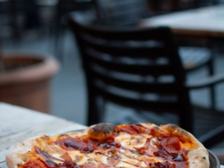 freshly cooked pizza from outdoor pizza oven at the nags head restaurant in chichester