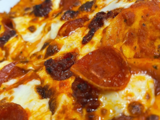 freshly cooked pizza closeup at the nags head restaurant in chichester